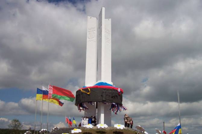 Мэр Чернигова хочет снести брянский монумент «Три сестры»