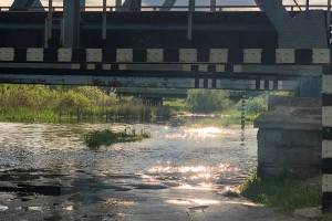В Брянске затопило дорогу под ЖД мостом