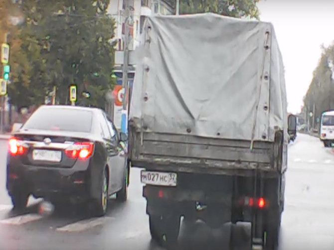 В Брянске на проспекте Московском сняли на видео сразу двух нарушителей