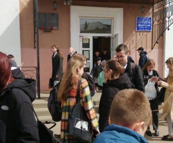 В Клинцах 19 апреля снова эвакуировали две школы