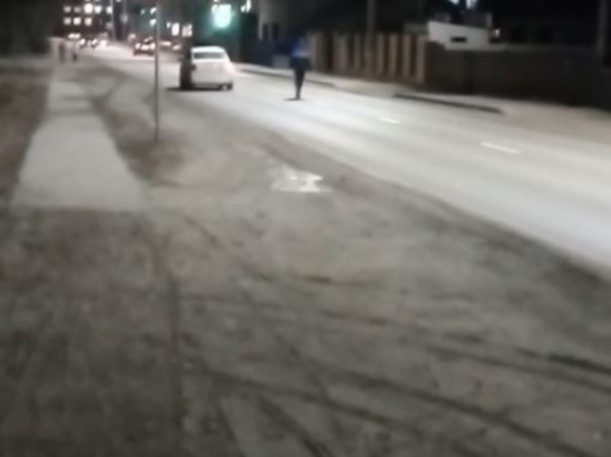 В Брянске на Новостройке на дороге заметили невменяемого пешехода