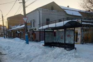 В Брянске коммунальщики завалили снегом остановку на Набережной