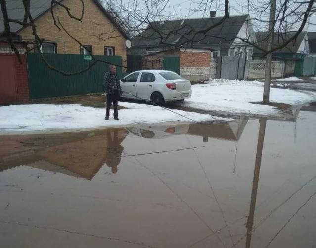 Житель Новозыбкова устроил рыбалку в огромной луже перед домом