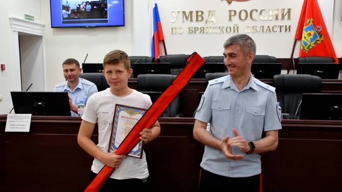 В Брянске 14-летнего подростка наградили за помощь в задержании грабителя