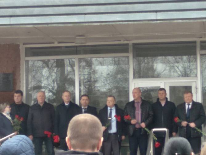 В Жуковке открыли мемориальную доску погибшему в ДТП главврачу