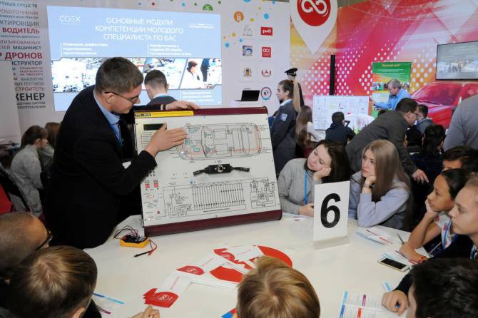 Три тысячи родителей брянских школьников подписались на «Билет в будущее»