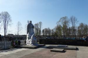 Жители Климово просят реконструировать памятник и благоустроить набережную