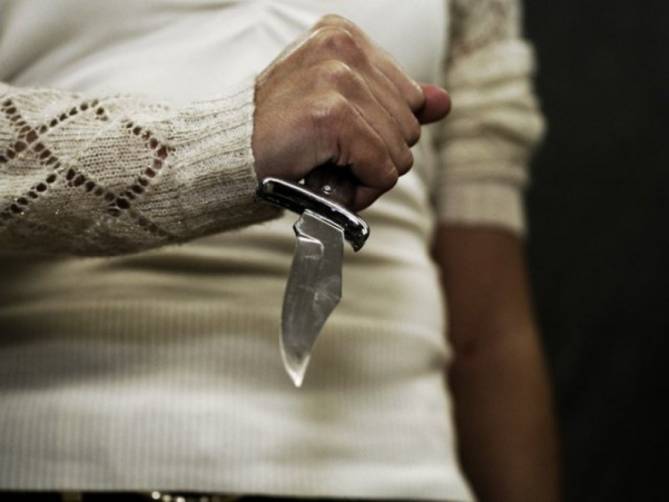 В Сураже пьяная уголовница пырнула ножом подругу