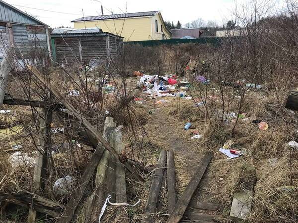 В Новозыбкове сфотографировали свалку на улице Железнодорожной
