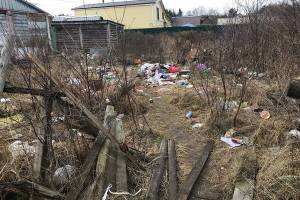 В Новозыбкове сфотографировали свалку на улице Железнодорожной