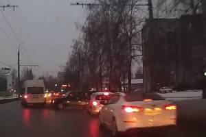 В Брянске на Крахмалева легковушка подрезала маршрутку