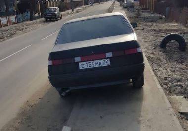 Тротуар на Чичеринке в Брянске превратили в место парковки