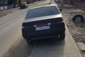 Тротуар на Чичеринке в Брянске превратили в место парковки