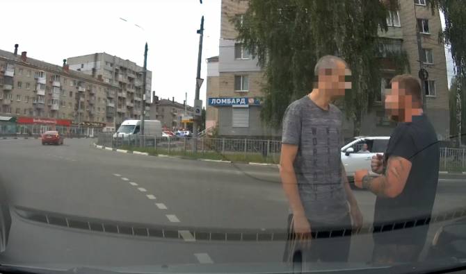 В Брянске двое водителей устроили разборки на кольцевой развязке