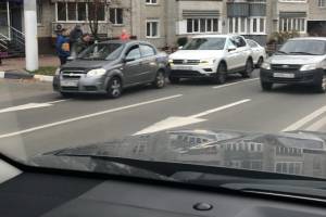 В Брянске возле школы №1 столкнулись две легковушки