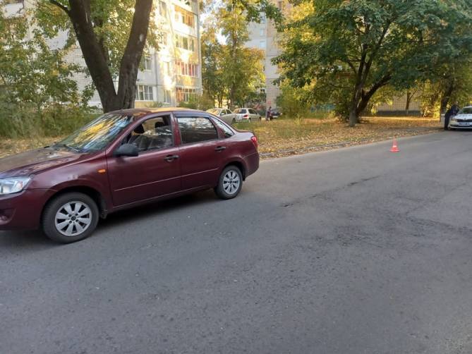 В Брянске 80-летняя пенсионерка бросилась под колёса легковушки и сломала нос