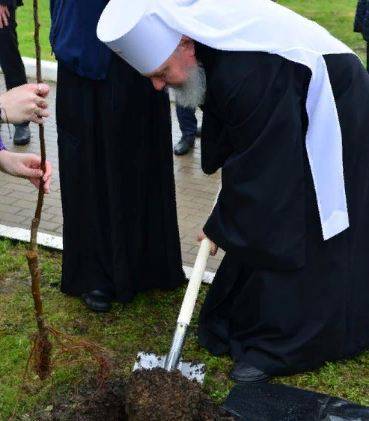 В Брянске митрополит Александр посадил дерево