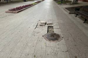 В Брянске сильный ливень размыл плитку на бульваре Гагарина