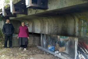«Мы люди-заброшки»: в Брянске под мостом прижились бездомные