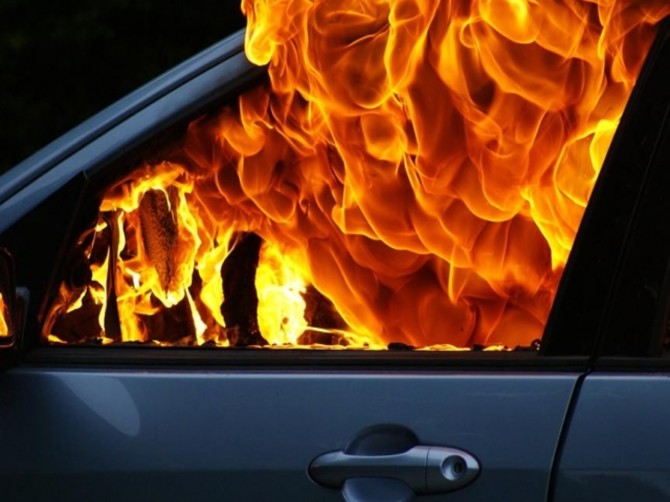 Женщина пыталась поджечь припаркованный в Брянске автомобиль