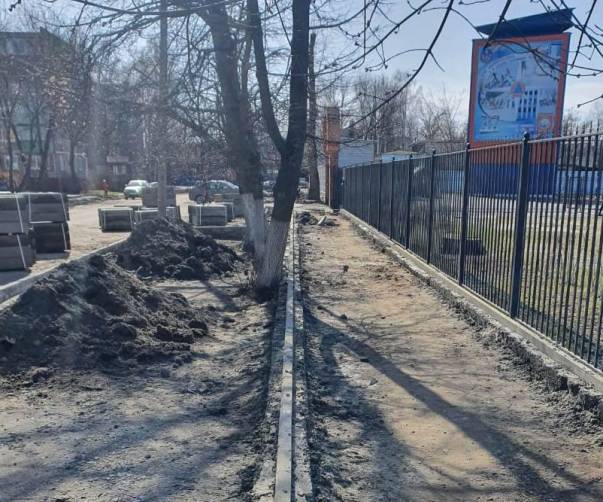 У стадиона Брянских партизан началось строительство тротуаров