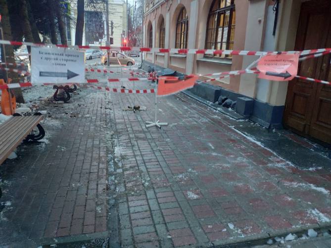 В Брянске с крыши памятника архитектуры XVIII века на тротуар рухнула глыба льда