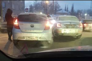 В Брянске у переезда на Орджоникидзеграде столкнулись 2 легковушки