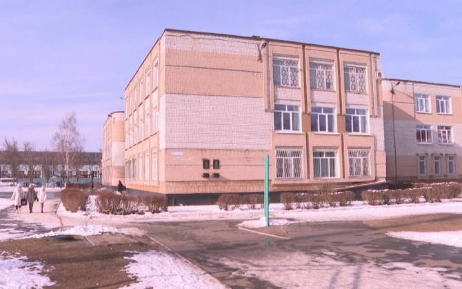 В Брянске подрядчик затянул с ремонтом кровли в школе №28