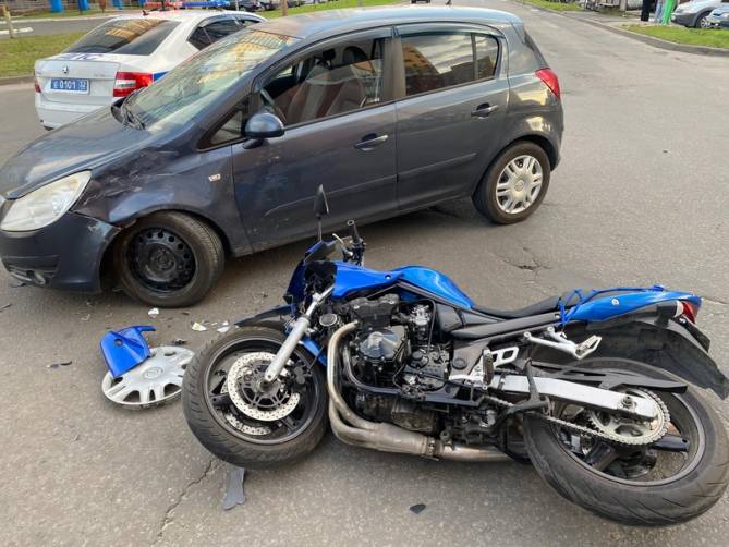 В Брянске женщина на Opel сбила 24-летнего мотоциклиста