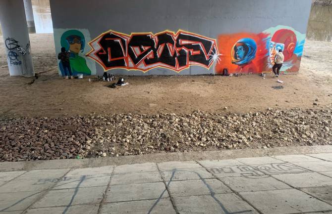 В Брянске под Первомайским мостом появилось «небесное» граффити