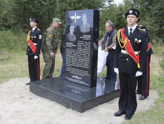 В Навлинском районе открыли памятник погибшим лётчикам