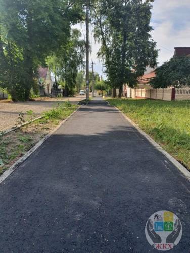 В Брянске на улице Тельмана асфальтируют тротуары