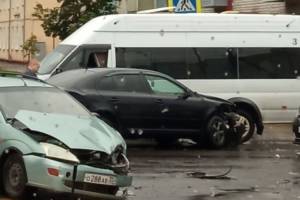 В Брянске на улице Тельмана столкнулись две легковушки