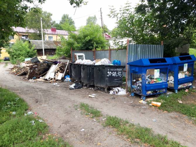 Жители Белых Берегов пожаловались на ставший редким вывоз мусора