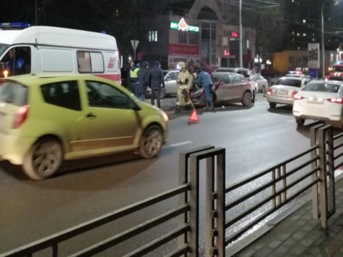 В Брянске ДТП у гостиницы «Турист» перекрыло улицу Дуки