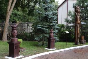 В Брянске в парке Толстого установили три новые деревянные скульптуры