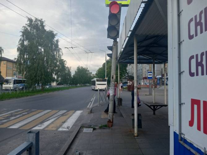 В Брянске на остановке по улице Металлистов светофор грозит рухнуть на головы пассажиров