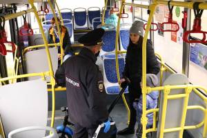 В Брянске в общественном транспорте поймали 60 безмасочников