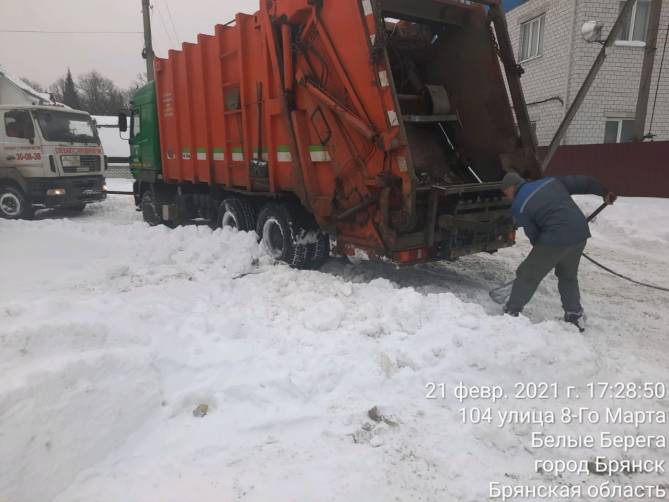 В Белых Берегах полдня вытаскивали застрявший в снегу мусоровоз