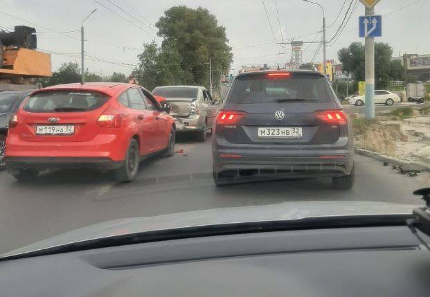В Брянске рядом с ТРЦ «Аэропарк» столкнулись два автомобиля