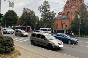 В Брянске на Красноармейской девушка угодила под колёса автомобиля