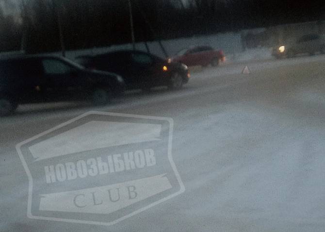 В Новозыбкове возле заправки «Роснефть» столкнулись две легковушки