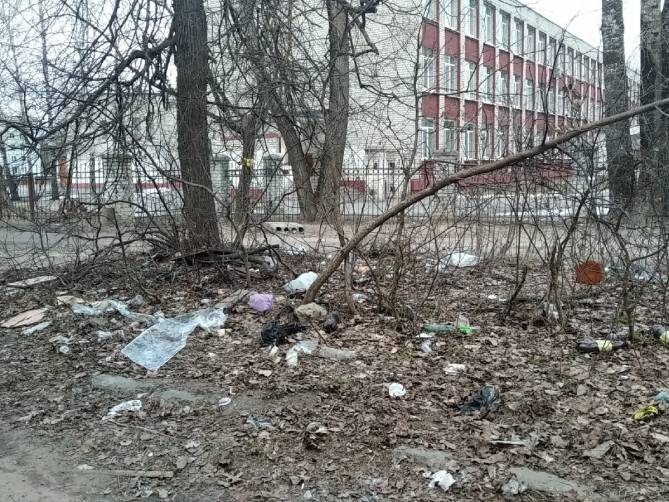 В Брянске школа №53 утонула в грязи и мусоре