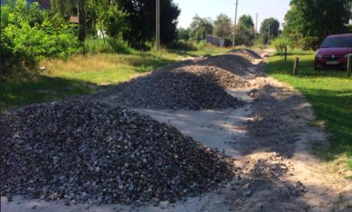 Жители Брянского села добились ремонта опасной дороги