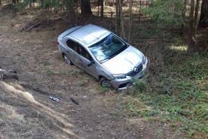 Водителю по пути в Дятьково стало плохо: автомобиль вылетел в кювет