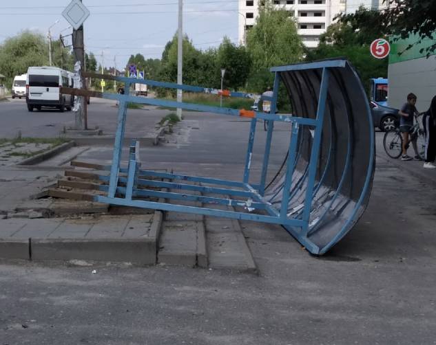 В Брянске из-за сильного ветра рухнул очередной «домик Ниф-Нифа»