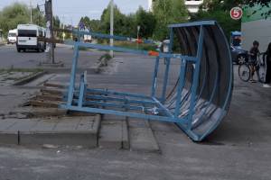 В Брянске из-за сильного ветра рухнул очередной «домик Ниф-Нифа»