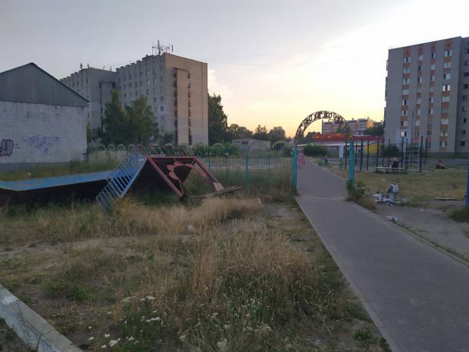 В Брянске ремонт площадки «Катюша» на Новом Городке превратился в застой и свалку  