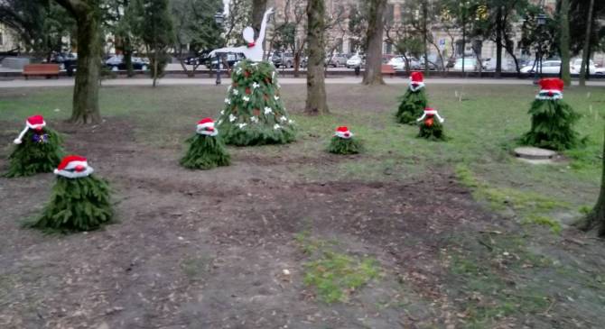 В Круглом сквере Брянска поселились Белоснежка и семь гномов