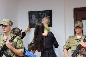 Под Выгоничами открыли мемориальную доску погибшему в Украине росгвардейцу